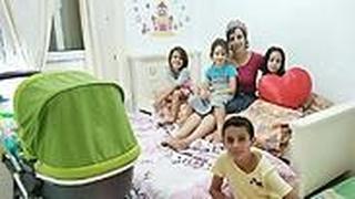 משפחת עוזרי מבלים את הלילה בממ"ד בעקבות ההסלמה בדרום