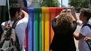 תליית דגל הגאווה בפתח תיכון בליך רמת גן