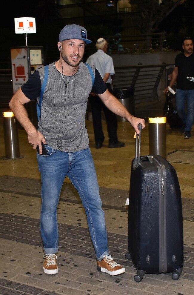 בא לך לצאת איתנו לבליינד דייט? רונן (צילום: צ'ינו) בא לך לצאת איתנו לבליינד דייט? רונן
