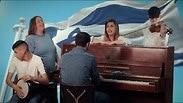 אמנים בעלי מוגבלויות שרים ומנגנים יחד