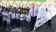 הילדים שיצרו את העפיפונים רגע לפני שהעלו אותם לאוויר