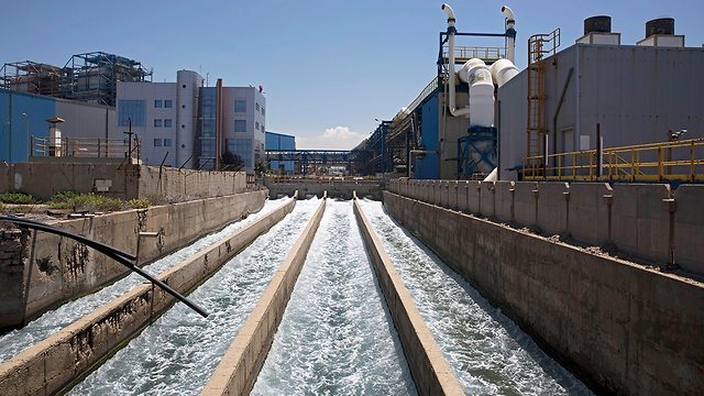 מתקן התפלת מים בחדרה (צילום: EPA) מתקן התפלת מים בחדרה