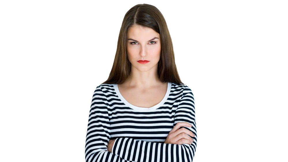 עזבת אותי? אני אראה לך מה זה! (צילום: Shutterstock) אישה כועסת מביטה למצלמה