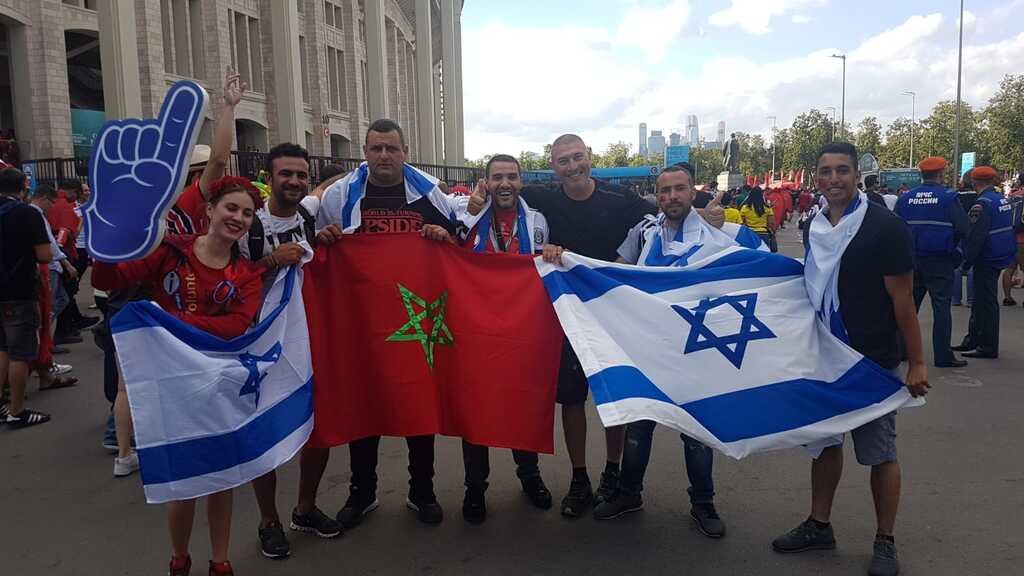 אוהדי כדורגל ישראלים עם אוהדי נבחרת מרוקו במונדיאל 2018 (צילום: עמיר פלג) אוהדי כדורגל ישראלים עם אוהדי נבחרת מרוקו במונדיאל 2018