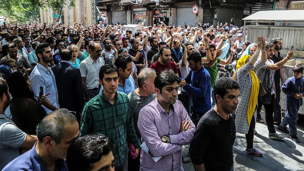 Iran Protests back in 2018 (Photo: AP) מפגינים בבזאר הגדול של טהרן מחאות נגד המשטר ב איראן