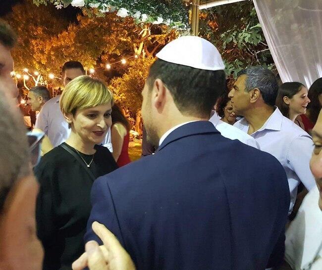 דנה ויס לא מצליחה להסתיר את ההתרגשות