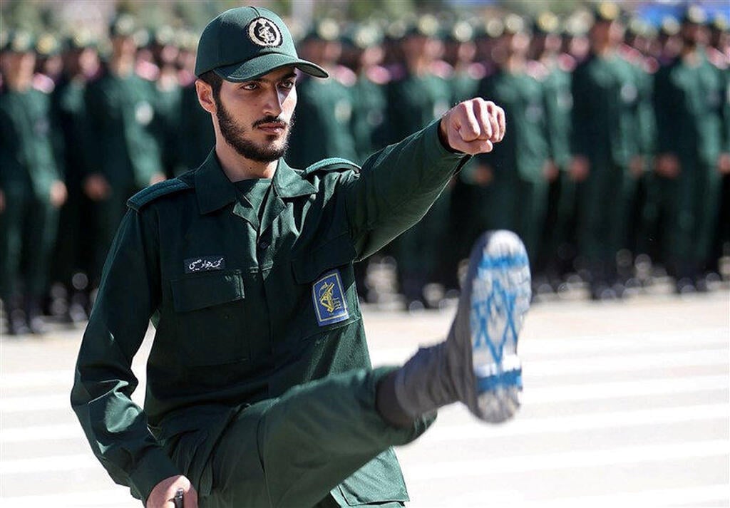 Iranian soldier with a Start of David on his shoe (Photo: Reuters) חייל איראני דורך על מגן דוד
