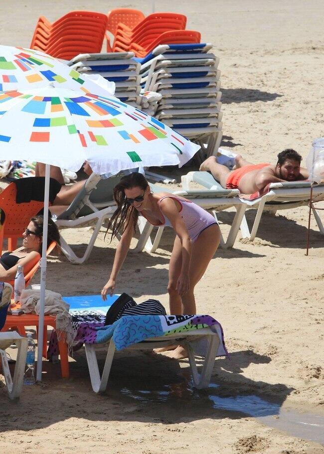 מציעה את מיטת השיזוף. האיש מאחור לא נשאר אדיש.