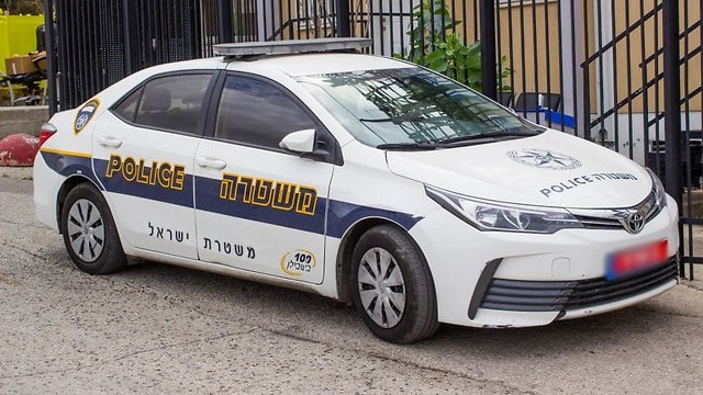 טוען שהוחזק בניידת כ-24 שעות. אילוסטרציה (צילום: shutterstock) טוען שהוחזק בניידת כ-24 שעות. אילוסטרציה