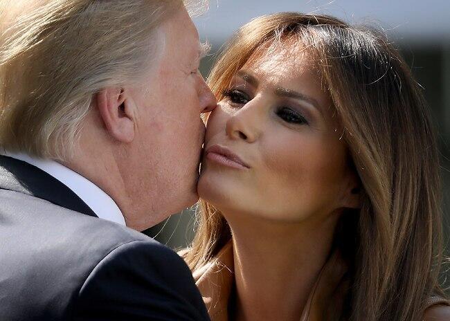 "אל תיגע בי, תודה". מלניה ודולנד טראמפ (צילום: gettyimages) "אל תיגע בי, תודה". מלניה ודולנד טראמפ