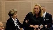 ציפי לבני יוצאת בכוח מהועדה לחוק חוקה ומשפט בהוראת המאבטחים