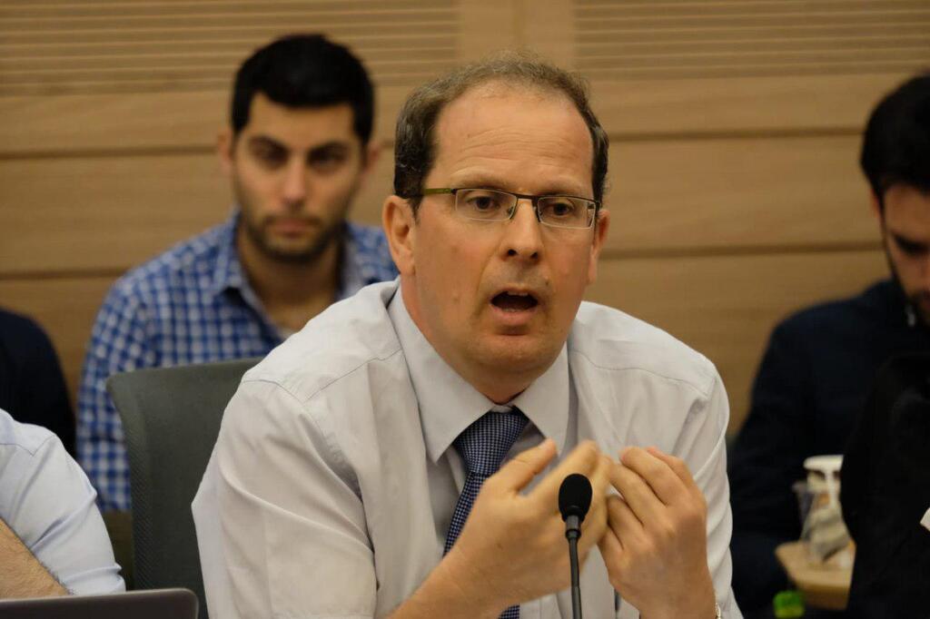 רז נזרי