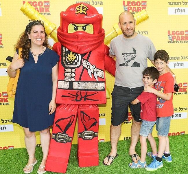 משפחתי מאוד. חנוך דאום והמשפחה (צילום: רפי דלויה) משפחתי מאוד. חנוך דאום והמשפחה