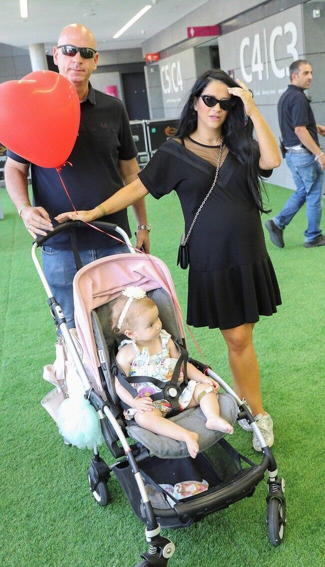 תכף הם יהיו יותר. מיכל מוכתר, הבעל אריק והבת אגם (צילום: רפי דלויה) תכף הם יהיו יותר. מיכל מוכתר, הבעל אריק והבת אגם
