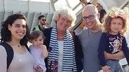 אמיר אקשטיין נפגש במקרה עם שרת התרבותך של גרמניה בטיסה