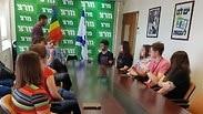 הרצאה לתלמידי תיכון בחדר הסיעה של מרצ על ידי ארגון שוברים שתיקה