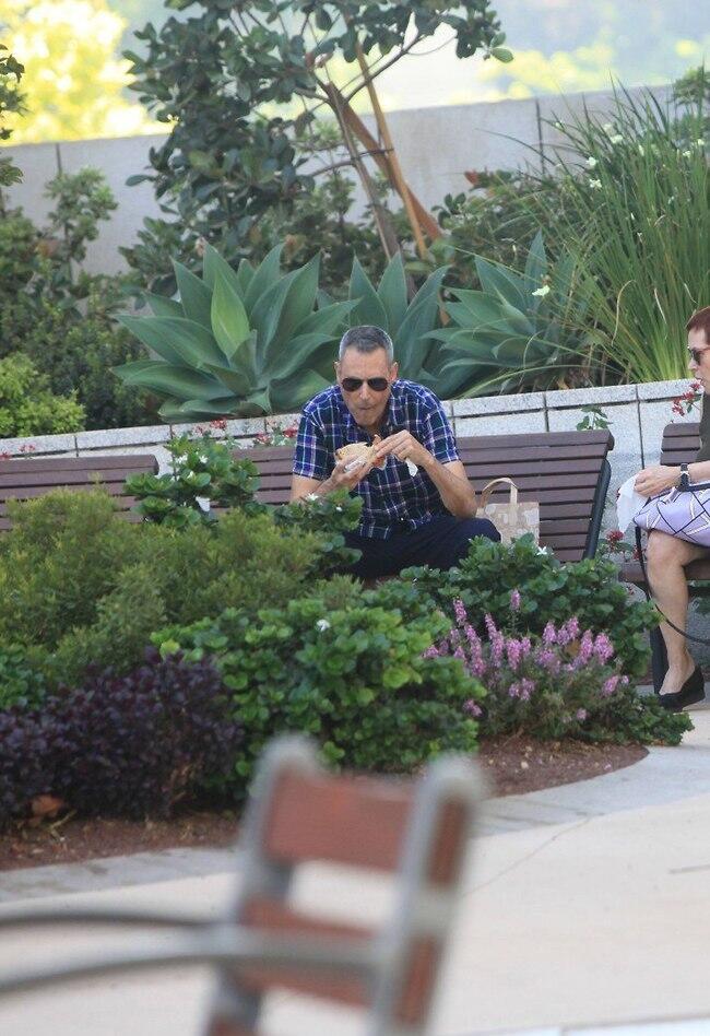 הבן אדם רעב, אל תסתכלו עליו ככה