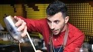 ברמן מכין קוקטייל