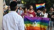 מפגינים בכיכר הבימה בתל אביב נגד חוק הפונדקאות