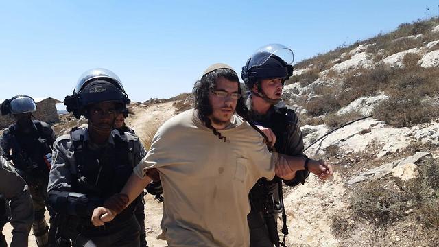 מתנחלים מיידים אבנים על כוחות מג"ב ליד יצהר בשומרון