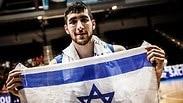 יובל זוסמן חוגג את הניצחון על ספרד