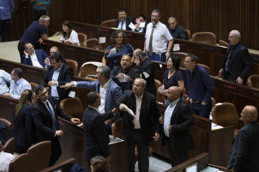 ארכיון, מהומה בכנסת. כשעוני הוא סוגייה פוליטית (צילום: עמית שאבי) מהומה בקרב חברי הרשימה המשותפת על הצבעת חוק הלאום