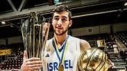 יובל זוסמן עם הגביעים
