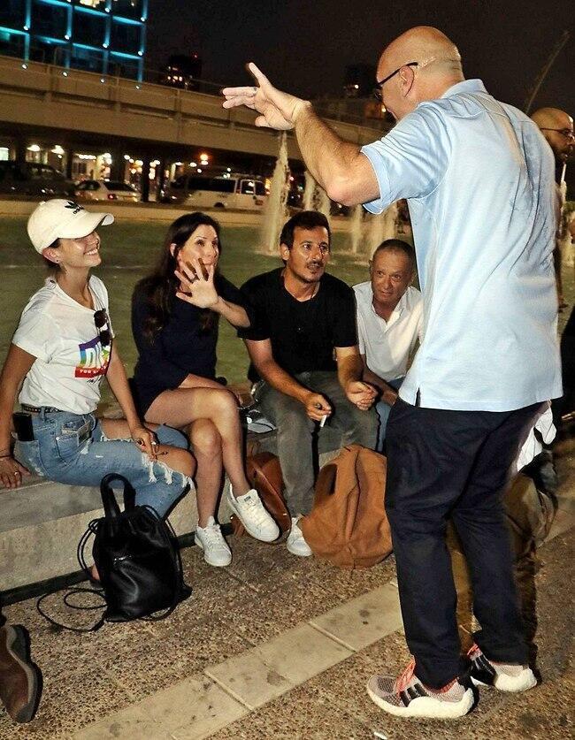 מקשיבים לאוחובסקי. בת חן סבג ואורנה בנאי (צילום: אמיר מאירי) מקשיבים לאוחובסקי. בת חן סבג ואורנה בנאי