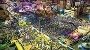 אלפי תיירים בכיכר העצמאות