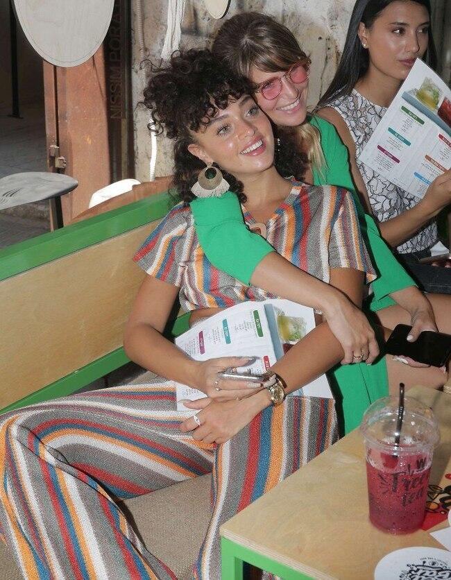 הכי כיף לחבק תפריט. פינס ושי מיקה (צילום: שוקה כהן) הכי כיף לחבק תפריט. פינס ושי מיקה