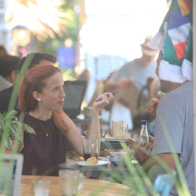 "וככה הוא הפך אותך על הגב?" סתיו שפיר ואריק זאבי (צילום: מוטי לבטון) "וככה הוא הפך אותך על הגב?" סתיו שפיר ואריק זאבי