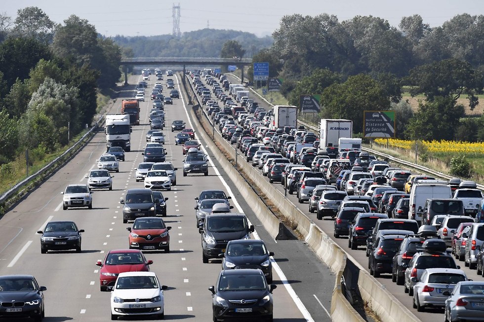 פקקים ב כביש מהיר בצפון מזרח צרפת גל חום ב אירופה 