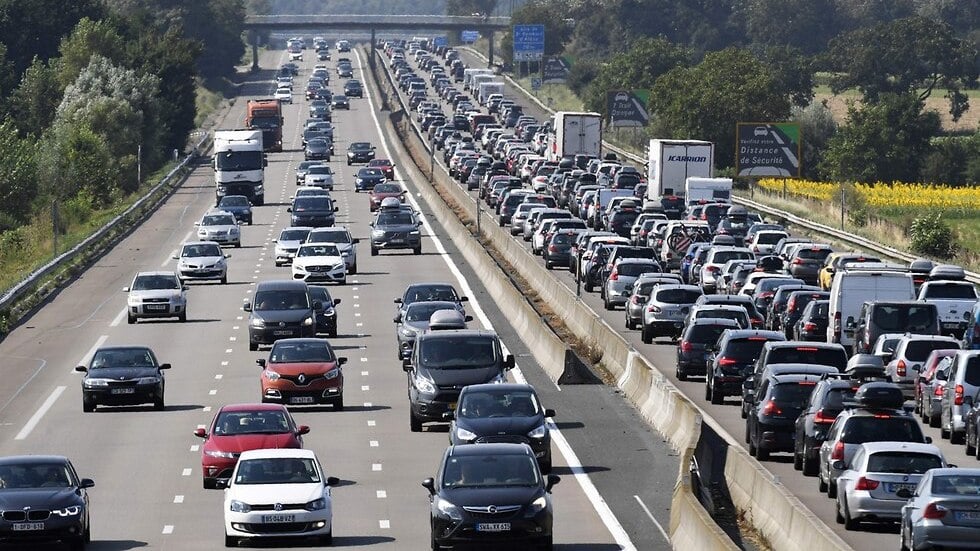 כבישי אירופה התמלאו, אבל בקצב מופחת (צילום: AFP) פקקים ב כביש מהיר בצפון מזרח צרפת גל חום ב אירופה