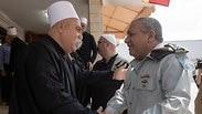 תיאור:  ביקור רב-אלוף גדי איזנקוט, מתחם קבר השיח' אמין טריף בכפר ג'וליס ובמועצה המקומית "שבלי", לכבוד חג הקורבן.