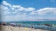 רוחצים בחוף כינרת