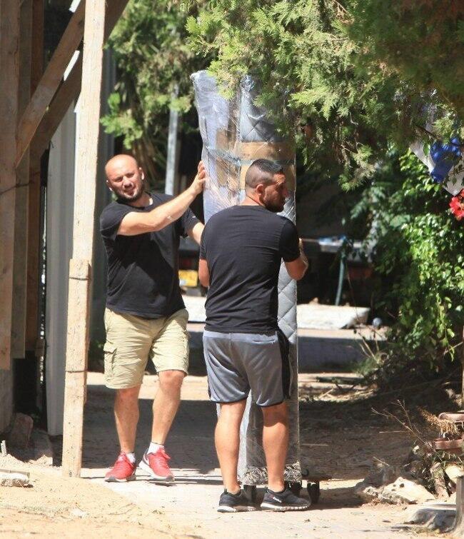 "אחי, איפה להניח את זה?"