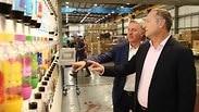 המנכ"ל והנשיא החדש של פפסיקו רמון לגוארטה ודניאל בירנבאום מנכ"ל סודהסטרים במפעל ברהט