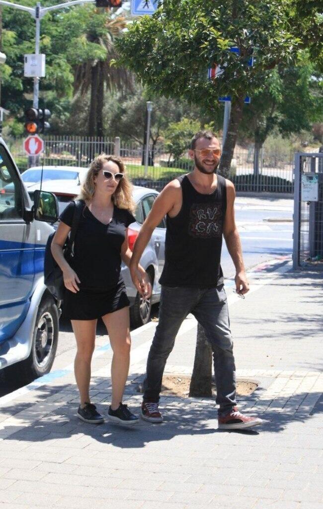 בתמונה: בדרך לבית החדש
