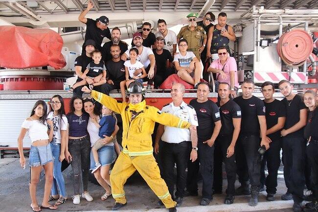 חייב למשוך את תשומת הלב. דורון מירן ושאר כוכבי "היחידה" (צילום: אור גפן) חייב למשוך את תשומת הלב. דורון מירן ושאר כוכבי "היחידה"