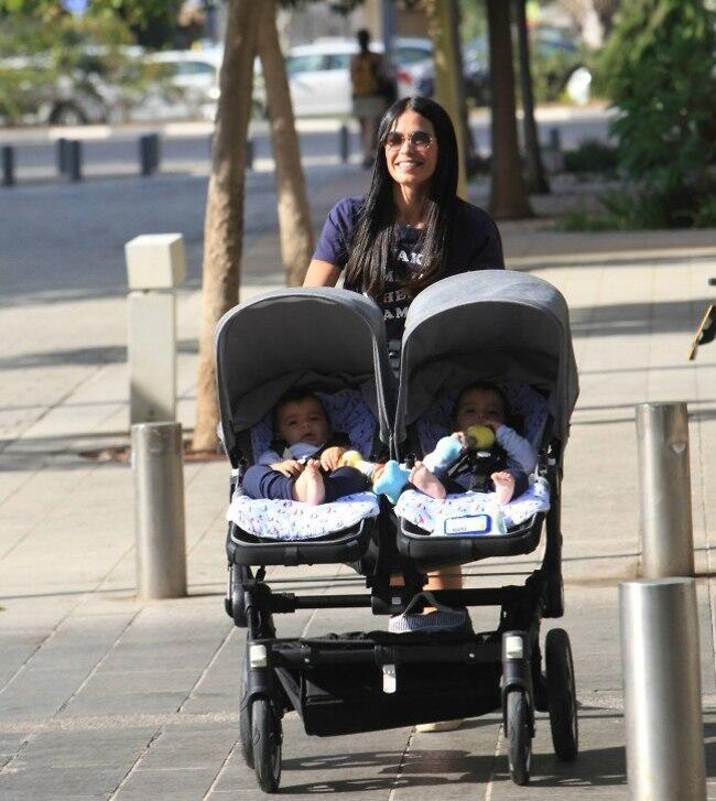 פעמיים כי טוב. מיכל הקטנה והתאומים ריי וריף (צילום: מוטי לבטון) פעמיים כי טוב. מיכל הקטנה והתאומים ריי וריף