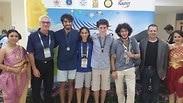 הנבחרת מישראל עם שר המדע אקוניס