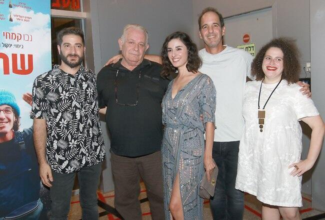 הקאסט לצד הבמאי ינקול גולדווסר (צילום: ענת מוסברג) הקאסט לצד הבמאי ינקול גולדווסר