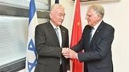שר המדע והטכנולוגיה הסיני וואנג ז׳יגאנג (משמאל) עם חתן פרס נובל פרופ'-מחקר דן שכטמן