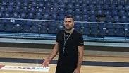 מאמן מ.כ חולון ניסים פלח לבדו על המגרש