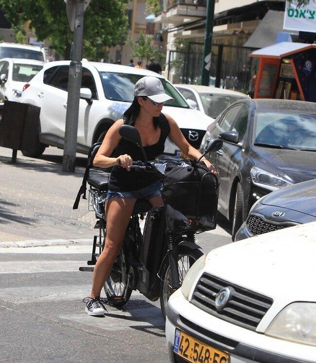 מצניעה פנים (צילום: מוטי לבטון) מצניעה פנים