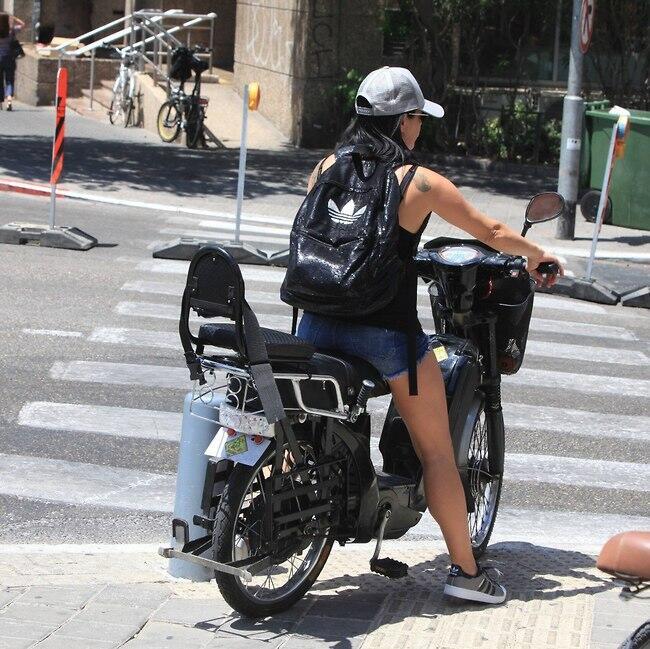 בורחת ממצלמה, נו מילא (צילום: מוטי לבטון) בורחת ממצלמה, נו מילא