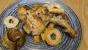 כרע עוף בסויה, דבש, ג'ינג'ר ותפוחי עץ 