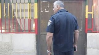 פקחי העירייה באים לסגור את המסעדה בירושלים