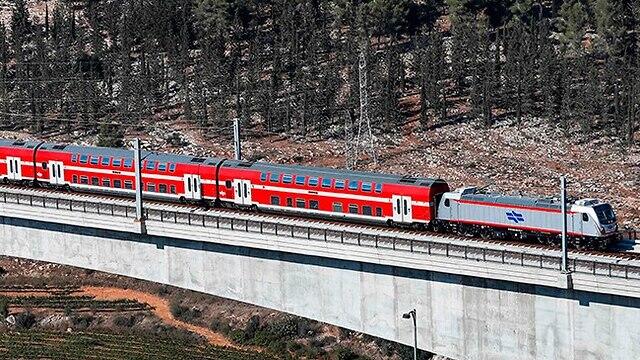 בערב יום העצמאות הרכבות בין הערים הגדולות יפעלו לאורך הלילה (צילום: AFP) בערב יום העצמאות הרכבות בין הערים הגדולות יפעלו לאורך הלילה