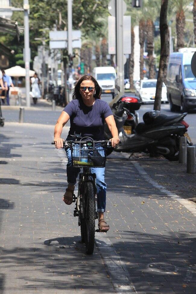 בקלות יכולים לדמיין אותה על אופנוע. שלי יחימוביץ' (צילום: מוטי לבטון) בקלות יכולים לדמיין אותה על אופנוע. שלי יחימוביץ'